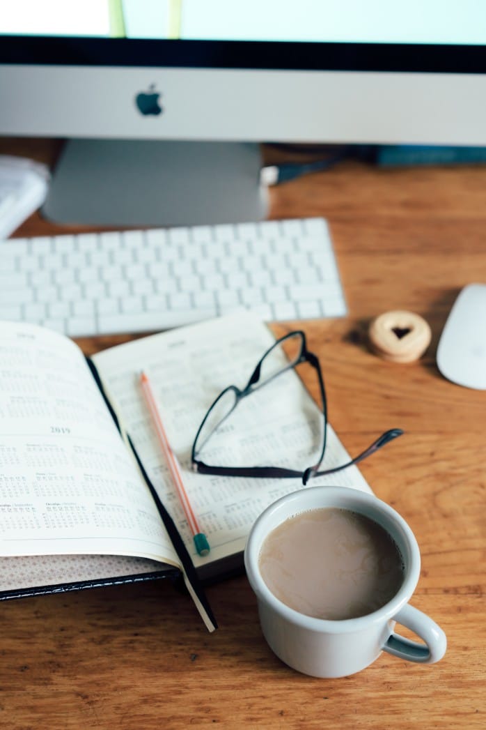 computer-table-business-office-coffee-laptop-cup-calendar-wooden-notebook-background-desk-technology_t20_lLKgzw